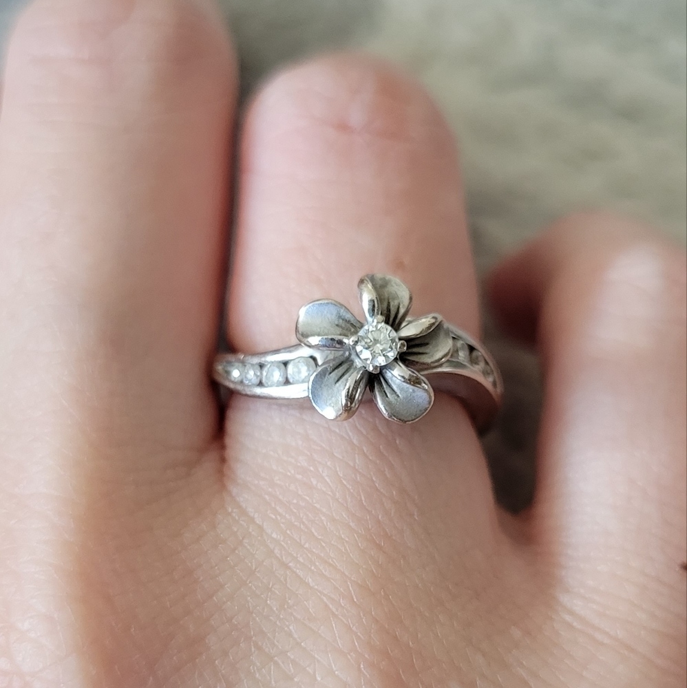 Na Hoku 14K White Gold Plumeria Ring with 0.19 Carats (total weight) of Diamonds